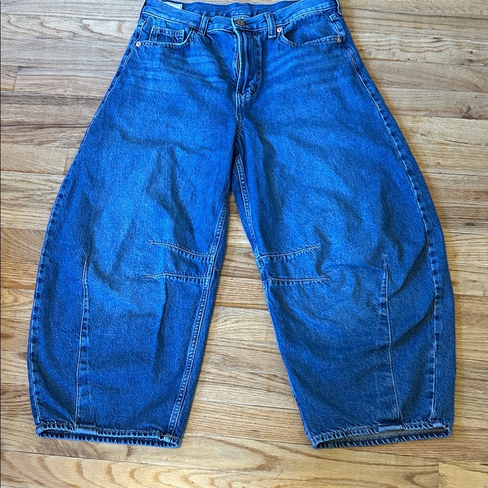 Gap Horseshoe Barrel Blue Denim Jeans. Size 28 (women’s size 6) petite.